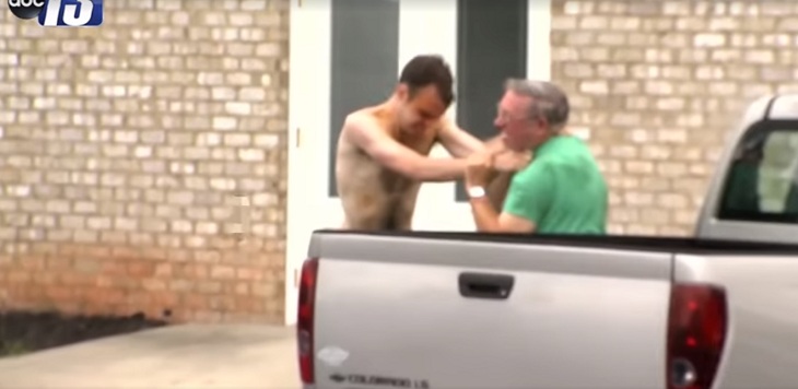 Hombre desnudo inició loca huida tras matar a tres familiares: también intentó ahorcar al jardinero