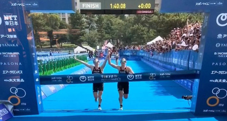 Triatletas cruzan meta juntas y desatan polémica en Inglaterra: fueron descalificadas por esta razón