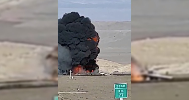 Captan impactante choque entre camiones en plena carretera: gran explosión dejó dos muertos