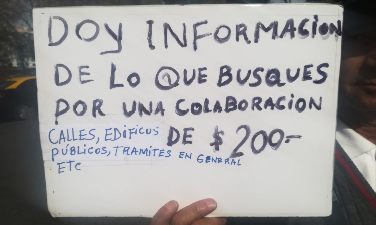 Fotógrafo responde preguntas a cambio de 200 pesos