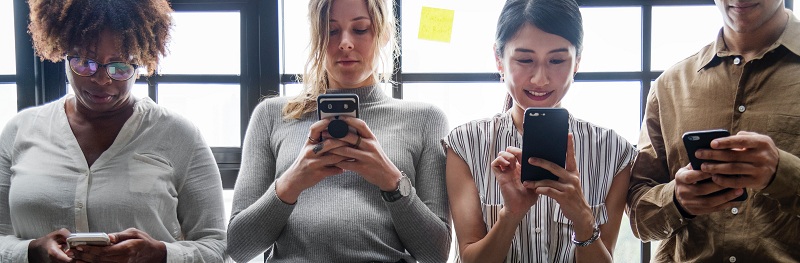 La luz de tu smartphone es tan dañina como los rayos solares y deberías prestarle atención
