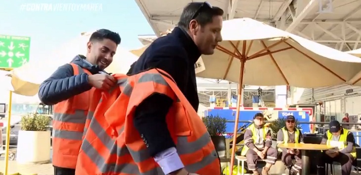 pancho saavedra recibe ayuda con el chaleco reflectante