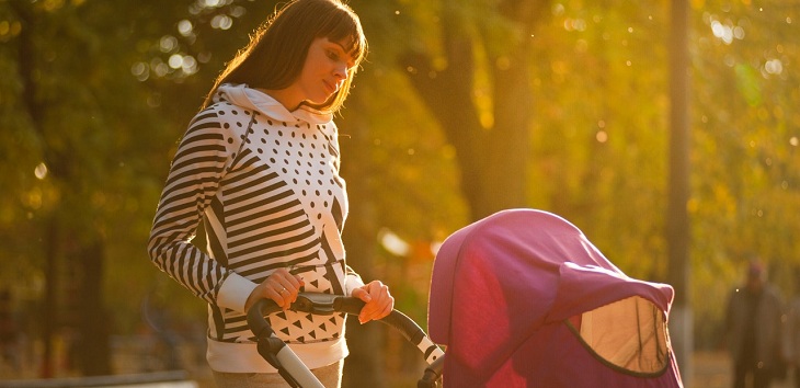 Se plega en menos de 5 segundos: así es el coche para bebés más compacto del mundo que llegó a Chile