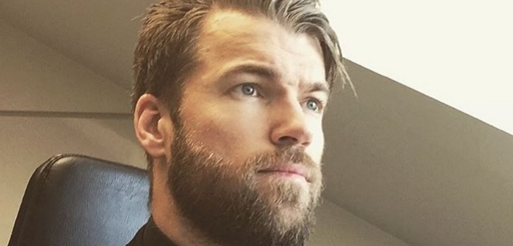 El 'sacerdote fitness' que enloquece con su rutina de ejercicios y por su innegable parecido a Thor