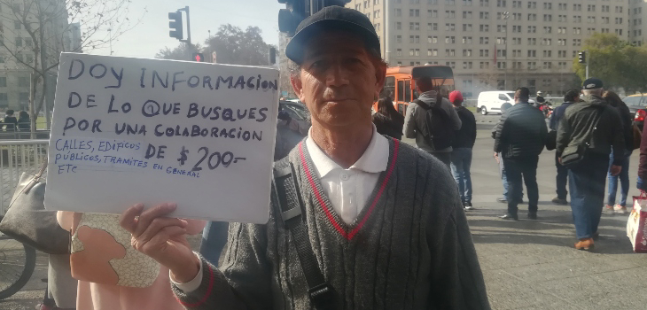 La historia del fotógrafo que cobra $200 por entregar información sobre el centro de Santiago