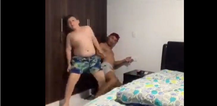 La cruel e hilarante broma de dos hijos a su madre y que se volvió viral: fingieron electrocutarse