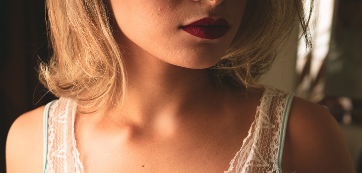 Como sacado del mar: el escote que será furor esta primavera y que puedes lucir en varias prendas