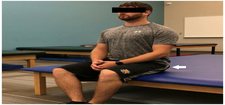 El ejercicio de compresión glútea realizado con los bordes mediales de los pies juntos y las rodillas separadas al ancho de los hombros.