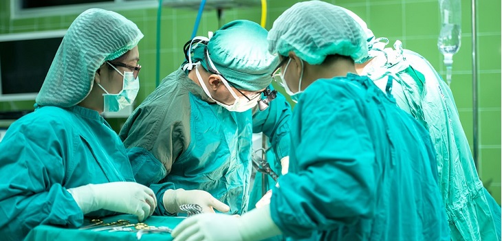 Hombre fue a hospital por un procedimiento a su vejiga y salió con una cirugía en sus partes íntimas