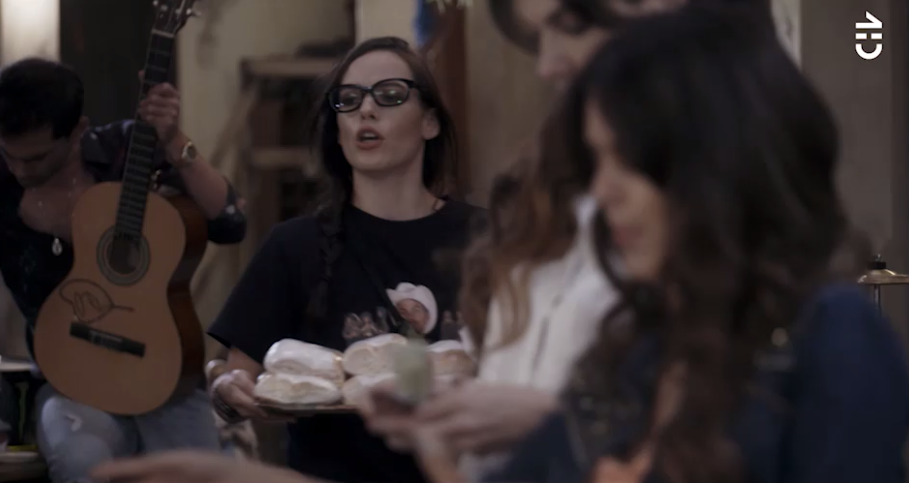 Luciana Echeverría sorprende con look a lo DJ Katia en 'Gemelas'