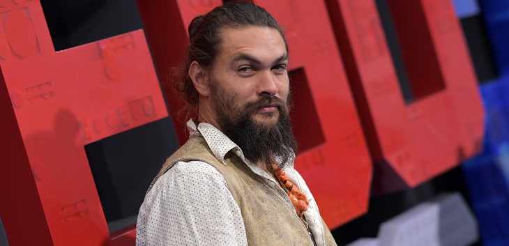 Jason Momoa celebró 40 años con fiesta sorpresa de Emilia Clarke y contestó a haters por 