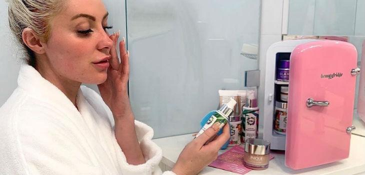 Mini neveras beauty: ¿cuánto sirve esta nueva moda de las fanáticas del skincare?
