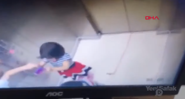 Viralizan impactante momento en que niña salvó a su hermano de morir ahorcado en un ascensor