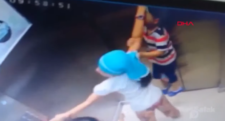 Viralizan impactante momento en que niña salvó a su hermano de morir ahorcado en un ascensor