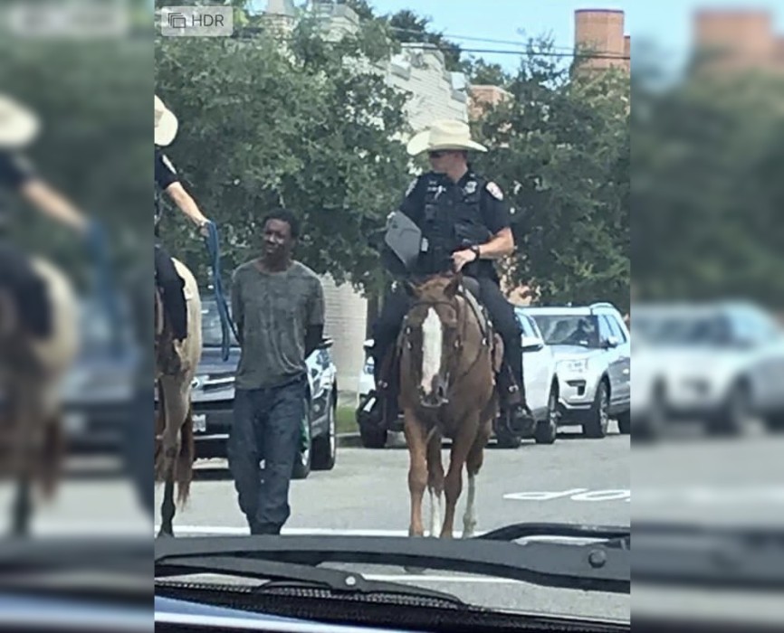 Indignación causó la imagen de un hombre negro detenido por policías a caballo en EEUU: se viralizó