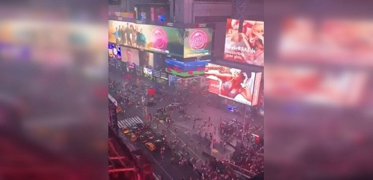 Falsa alarma de tiroteo desató el pánico en Time Square: ruido fue provocado por una motocicleta