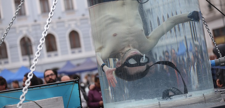 Mago de 'Ver para creer' completó extremo desafío en Valparaíso: permaneció 9 horas bajo el agua