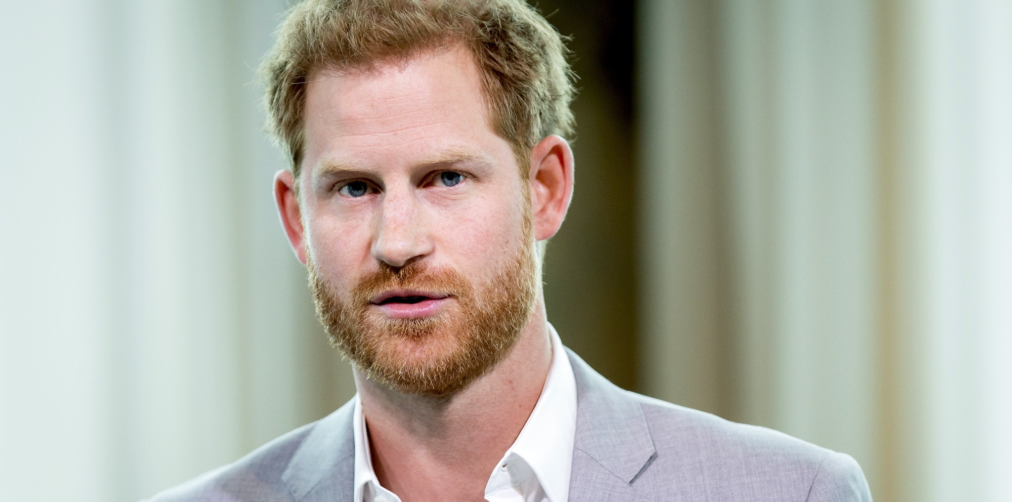 Príncipe Harry rompe el silencio tras críticas por viajar en avión privado: 