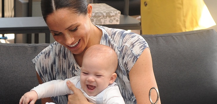 Jardinera que Archie lució en su primer evento oficial pertenece a popular retail y cuesta $8 mil