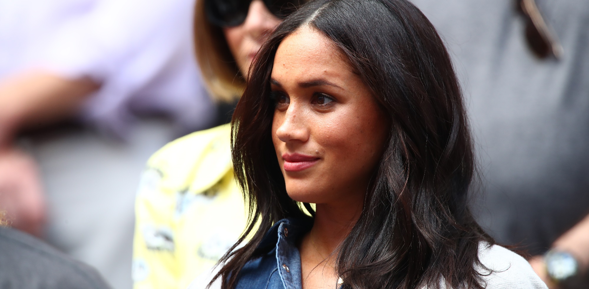 El fresco look de Meghan Markle en Sudáfrica que querrás imitar en el verano: repitió cómodo calzado