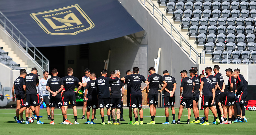 Ya no será a las 22:00: conoce el nuevo horario para el partido de La Roja y la selección argentina