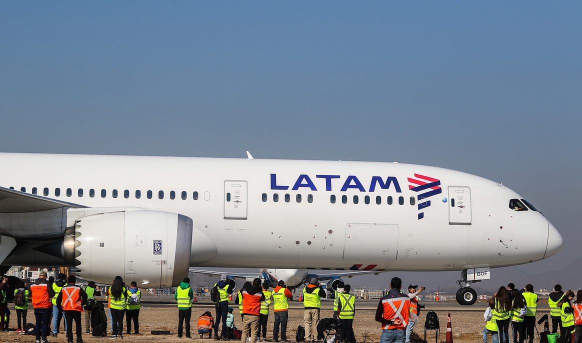 Confusos comentarios de un pasajero provocaron evacuación de avión Latam en Aeropuerto de Santiago