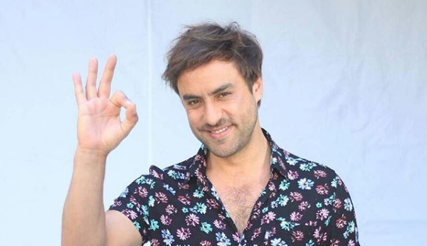 Álvaro Gómez sacó aplausos con osada foto en Instagram: se lució con un vestido rojo de flamenco