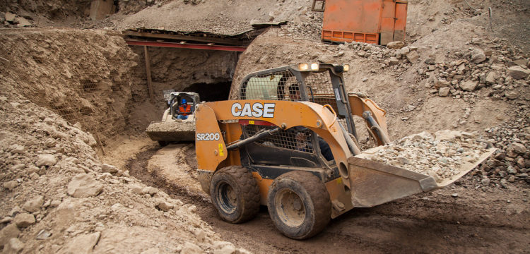 Un muerto y tres heridos deja derrumbe en mina cerca de Copiapó