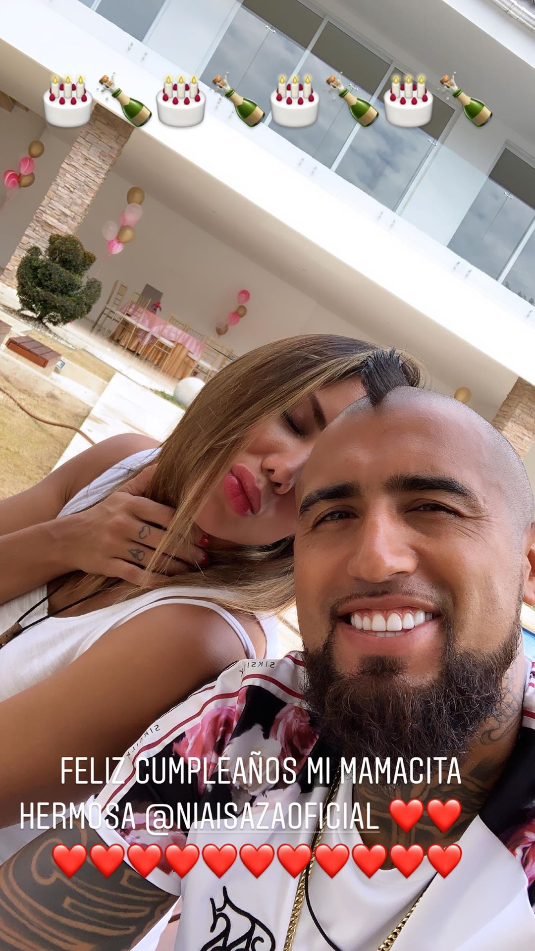 Arturo Vidal sorprende a Sonia Isaza con fuegos artificiales
