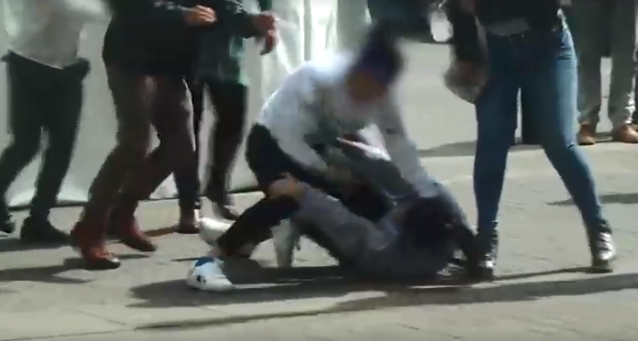 Escolares protagonizan violenta pelea en pleno centro de Concepción: peatones intervinieron