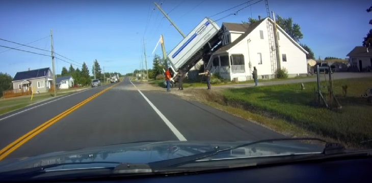 Insólito: video capta cómo camión queda incrustado en una casa tras accidente con tendido eléctrico