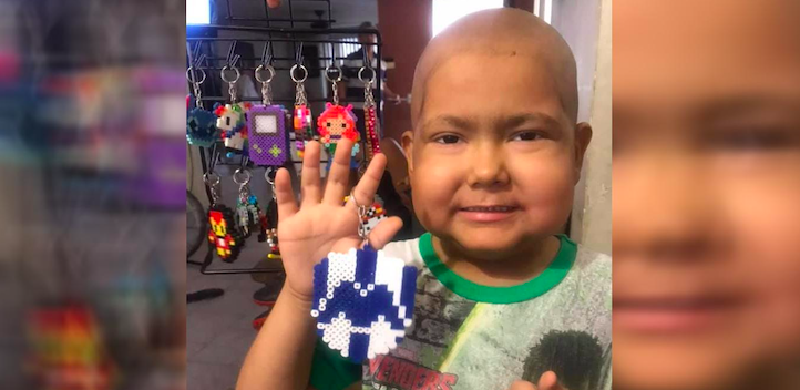 Niño de 5 años vende llaveros para pagar su tratamiento contra el cáncer: su historia ya es viral