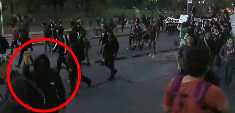 Encapuchado atacó a camarógrafo de TVN en marcha por el medioambiente: agredido registró el momento
