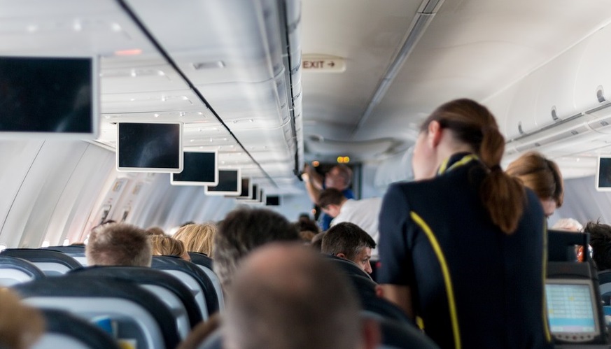 Azafata reveló la antihigiénica razón por la que no deberías pedir un té o una almohada en un avión