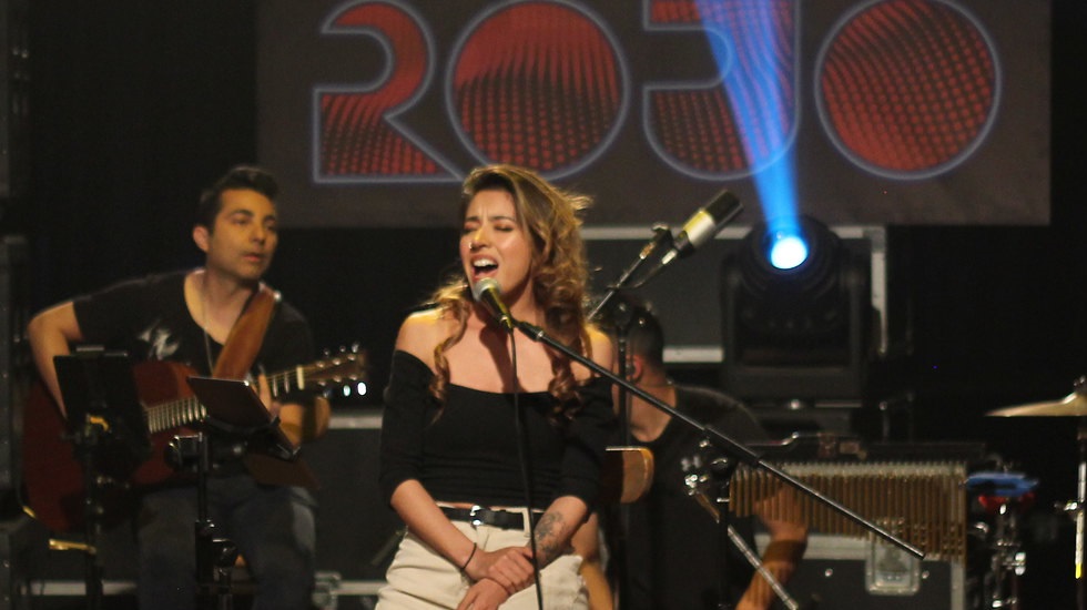 Rojo Íntimo: Geraldine Muñoz se lució como cantante en primera sesión “unplugged” del programa