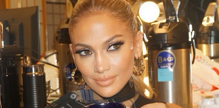 El percance que sufrió Jennifer López en Festival de Toronto: casi se cae desde un balcón