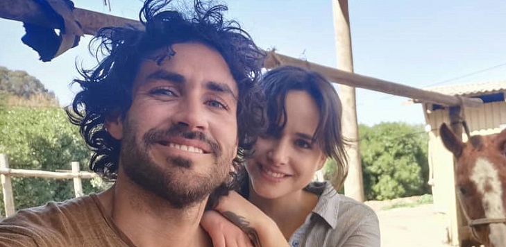 Hace muebles y cuchillos: así es la nueva vida de Matías Assler junto a Juana Ringeling en Cachagua