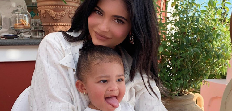 Kylie Jenner compartió adorable video en redes sociales: las primeras palabras de su hija