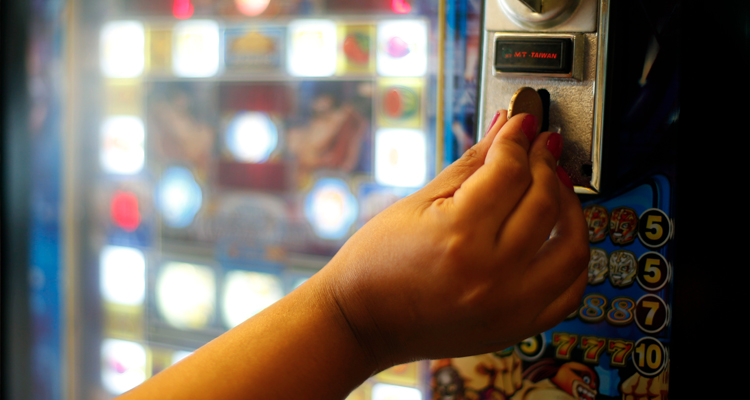 Informe Especial vinculó a esposa de Jorge Pizarro con negocio de tragamonedas: senador la defendió