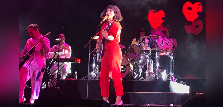 Mon Laferte explicó el origen de “Canción de Mierda” y cautivó a Concepción con sus recordados hits