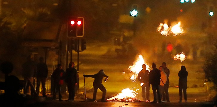 Manifestaciones en 11 de septiembre deja dos carabineros lesionados y barricadas en Santiago