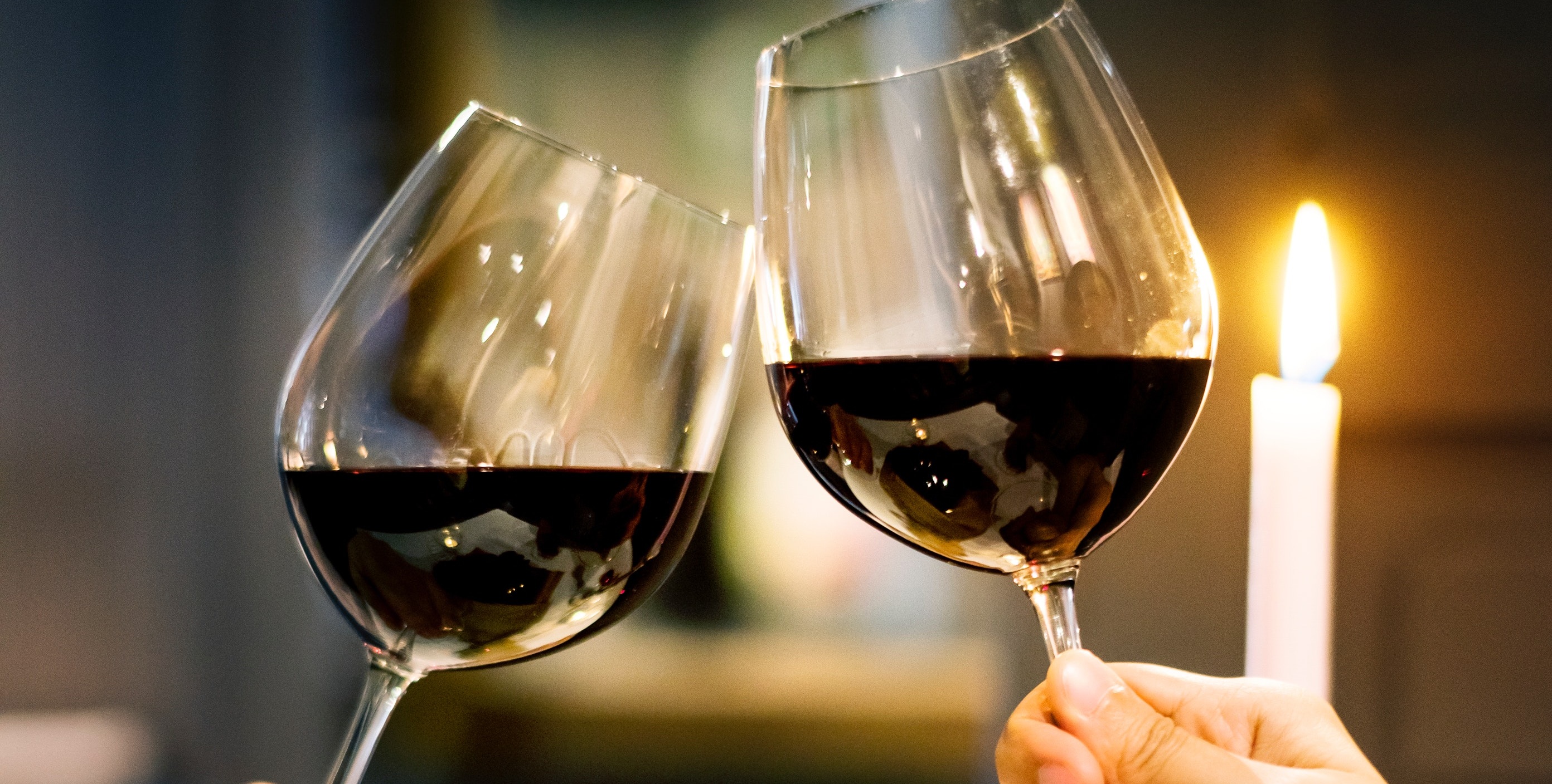 Roncar y despertarse varias veces: las consecuencias de tomar una copa de vino antes de dormir