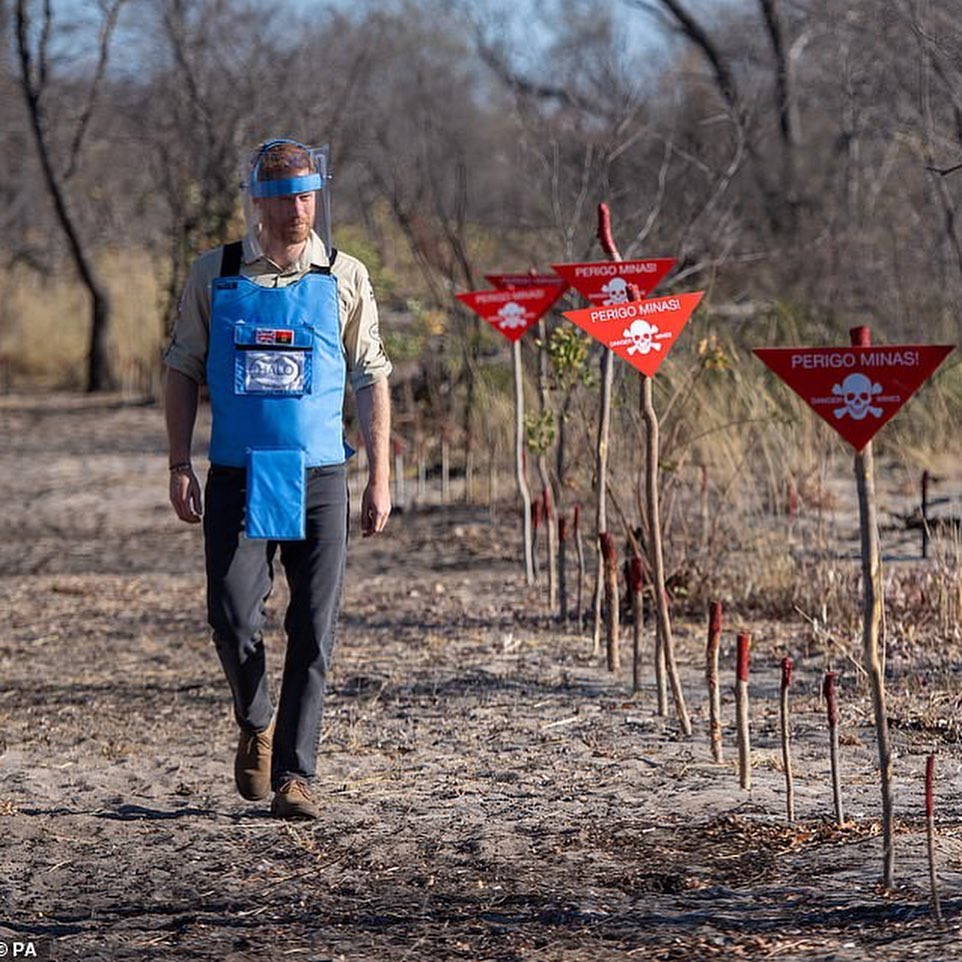 Harry sigue los pasos de Diana: "recreó" foto de su madre en Angola que dio la vuelta al mundo