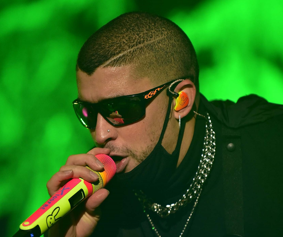 Bad Bunny se lució en concierto vestido de riguroso negro y con un llamativo micrófono flúor