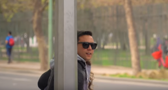 Intervención publicitaria asustó transeúntes en un paradero de Santiago: vieron un meteorito