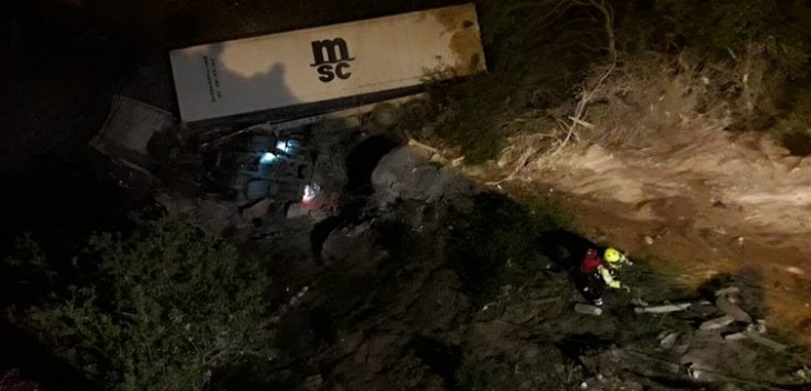 Conductor muere tras desbarrancar camión con paltas por 50 metros en Ruta Las Palmas
