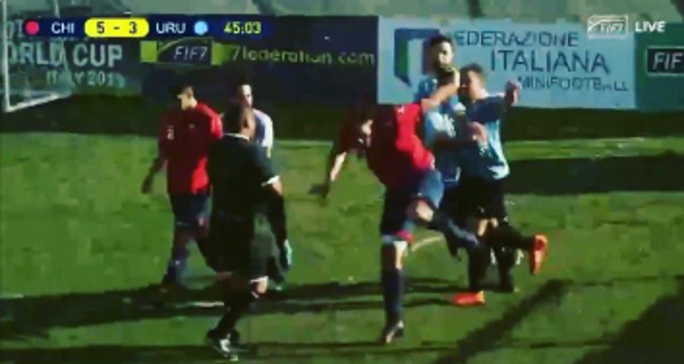 Chileno anotó humillante gol a Uruguay en Mundial de Fútbol 7 y tuvo que salir arrancando