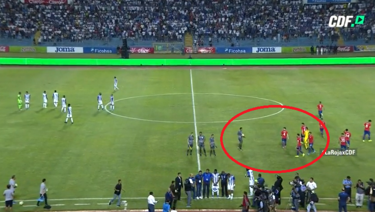 La confusión que sufrió árbitro con Claudio Bravo en partido de la 'Roja' y que pocos notaron