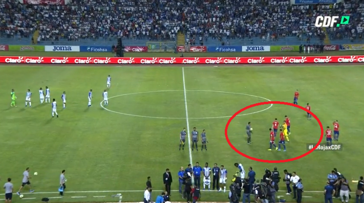 La confusión que sufrió árbitro con Claudio Bravo en partido de la 'Roja' y que pocos notaron