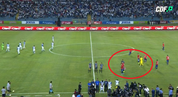 La confusión que sufrió árbitro con Claudio Bravo en partido de la 'Roja' y que pocos notaron